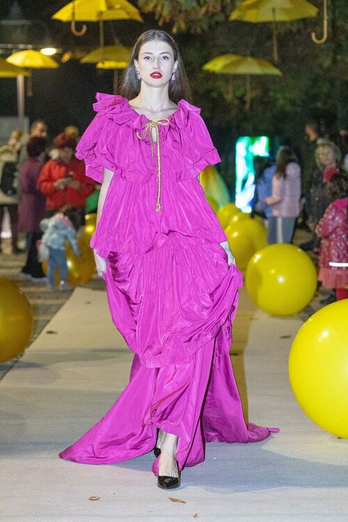 Повече от два часа модели на „Ивет фешън“ дефилираха с колекции есен-зима 23/24