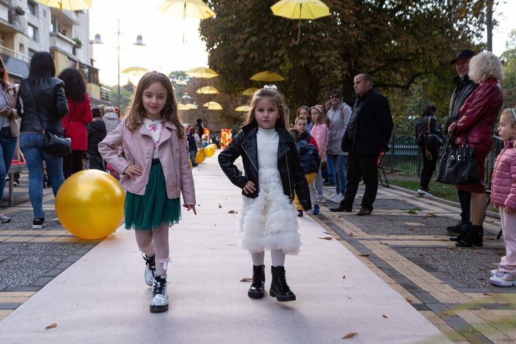 Повече от два часа модели на „Ивет фешън“ дефилираха с колекции есен-зима 23/24