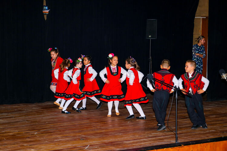 Децата от читалището в Стремци и приятели с концерт на сцената на НЧ „Обединение 1913” Кърджали за Деня на града