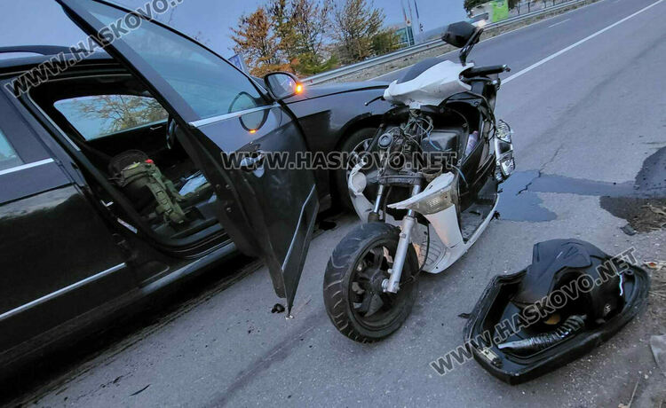 Тежка катастрофа между кола и мотор на пътя Хасково-Димитровград