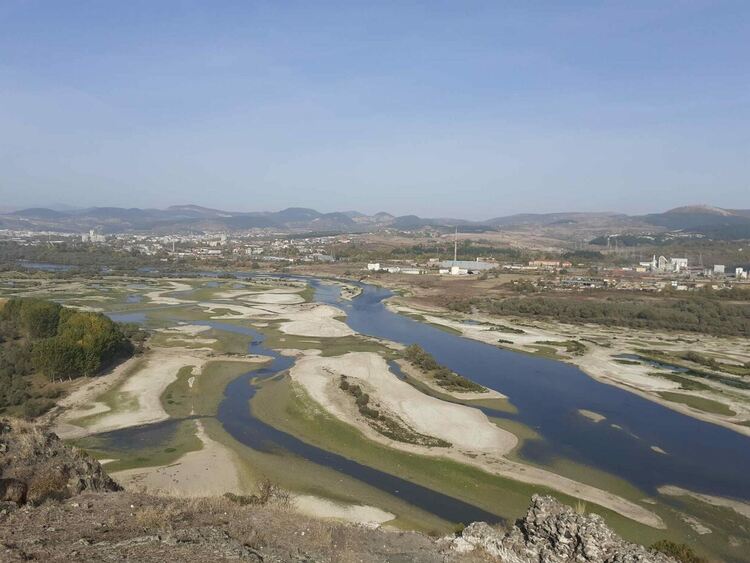 Нивото на яз.”Студен кладенец” спадна драматично,обемът му е запълнен наполовина