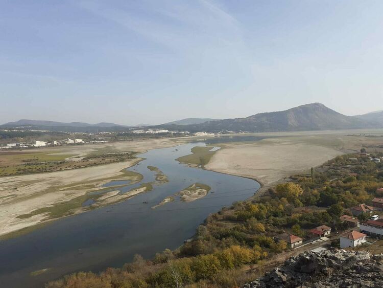 Нивото на яз.”Студен кладенец” спадна драматично,обемът му е запълнен наполовина