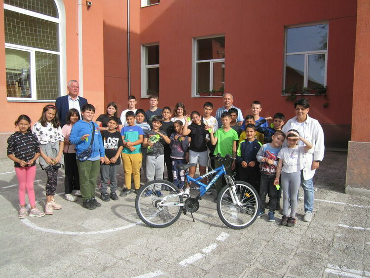 Треньор и ръководство на Дебърското училище се срещнаха с шефа на Приложното колоездене