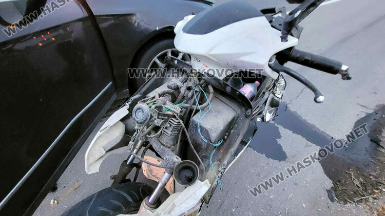 Тежка катастрофа между кола и мотор на пътя Хасково-Димитровград