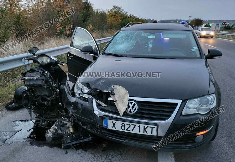 Тежка катастрофа между кола и мотор на пътя Хасково-Димитровград