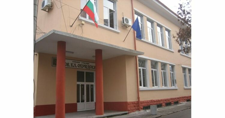 Ученичка е със счупени крак и ръка след падане от втория етаж на класна стая