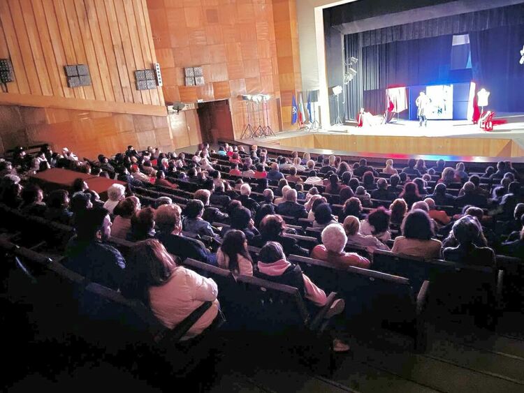 Стефан Сабрутев подари на смолянчани вечер на култура с театралната постановка “Щастлив съм”