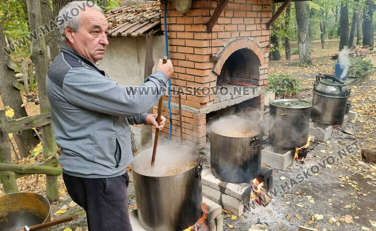 150-годишна икона на св.Димитър ще озарява новия параклис на името на светията под връх Аида