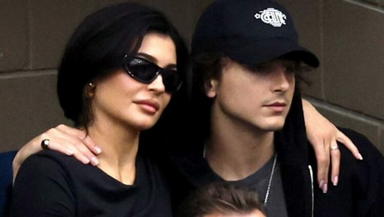 Кайли Дженър се усмихва загадъчно на въпрос за гаджето ѝ Тимъти Шаламе