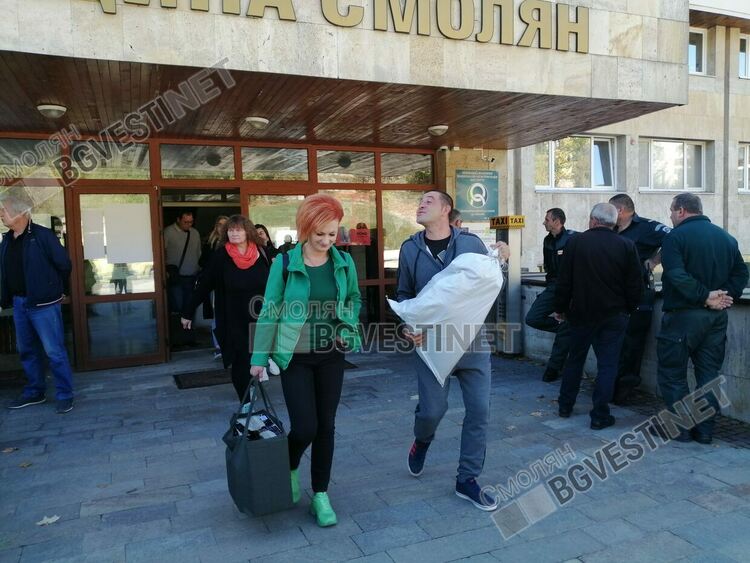 Изборните книжа тръгнаха към секциите. Машини няма /галерия/