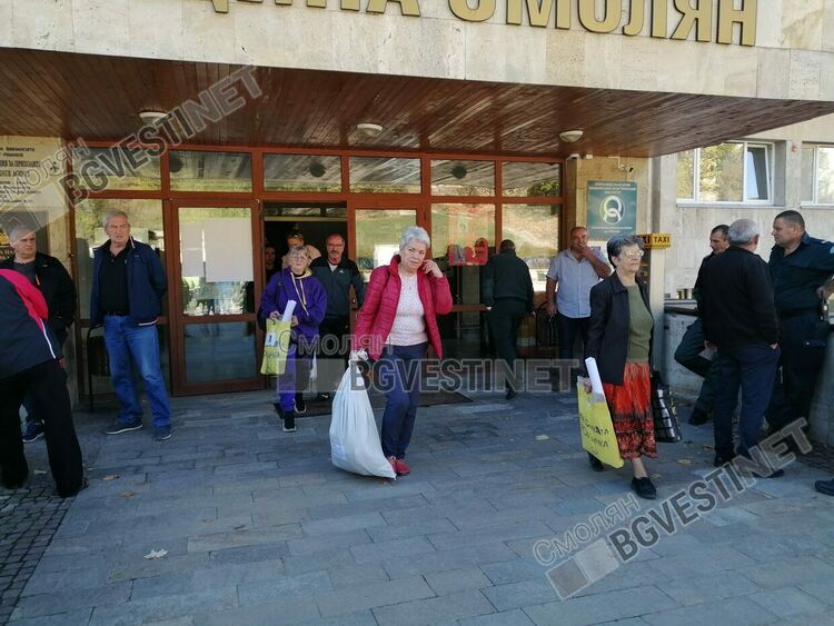 Изборните книжа тръгнаха към секциите. Машини няма /галерия/