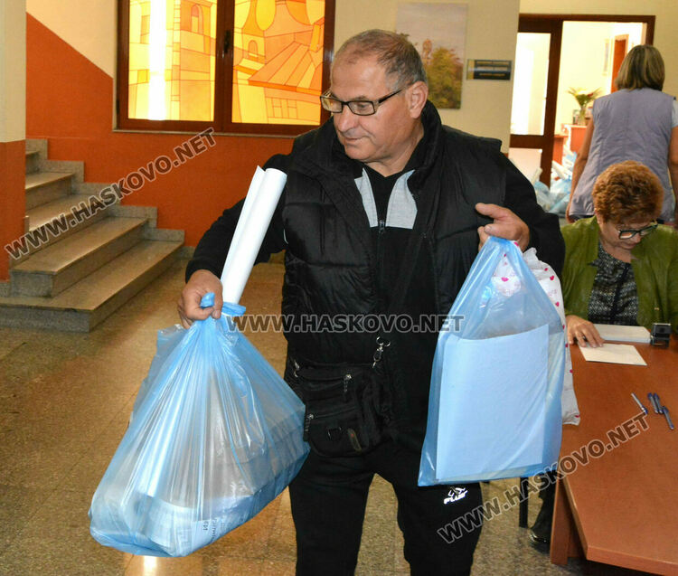 Започна раздаването на бюлетините