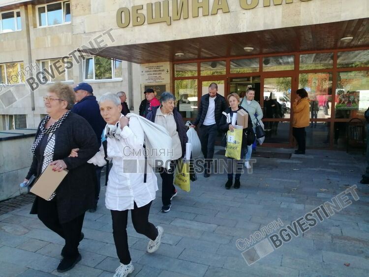 Изборните книжа тръгнаха към секциите. Машини няма /галерия/