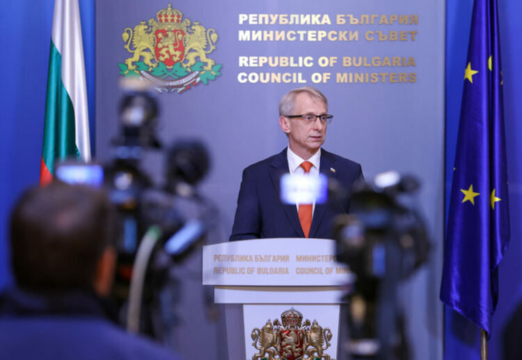 Протест пред Народното събрание. Денков призова ЦИК да преразгледа решението си за машинното гласуване