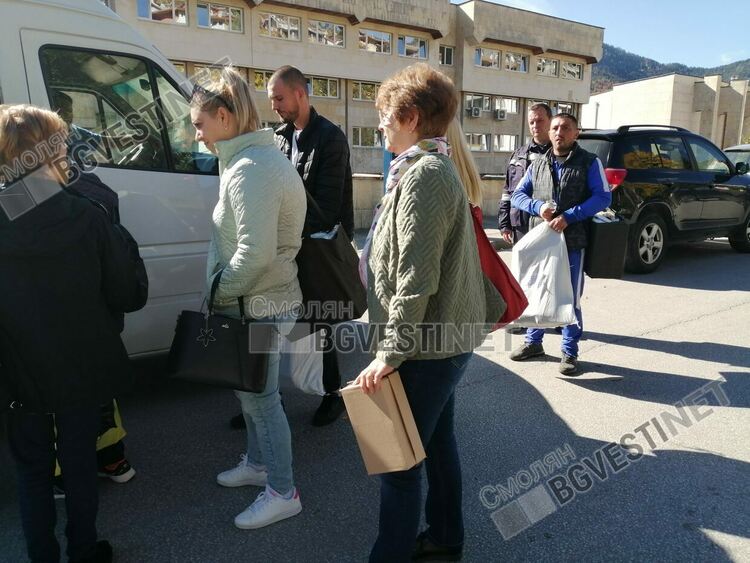 Изборните книжа тръгнаха към секциите. Машини няма /галерия/