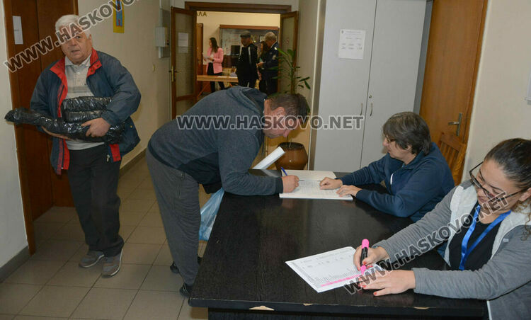 Започна раздаването на бюлетините