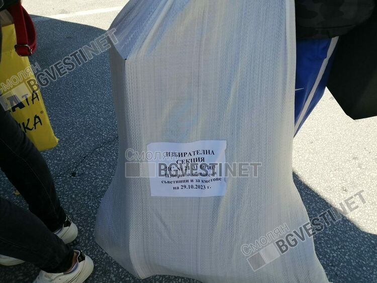 Изборните книжа тръгнаха към секциите. Машини няма /галерия/