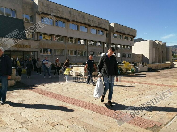 Изборните книжа тръгнаха към секциите. Машини няма /галерия/