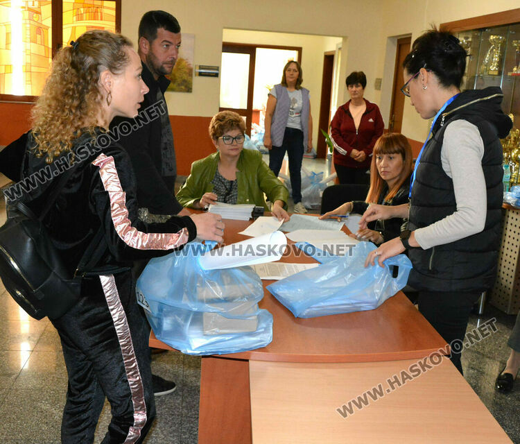 Започна раздаването на бюлетините