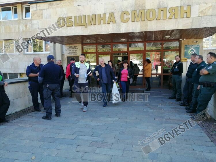 Изборните книжа тръгнаха към секциите. Машини няма /галерия/