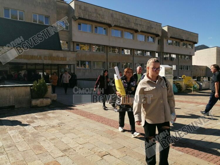 Изборните книжа тръгнаха към секциите. Машини няма /галерия/