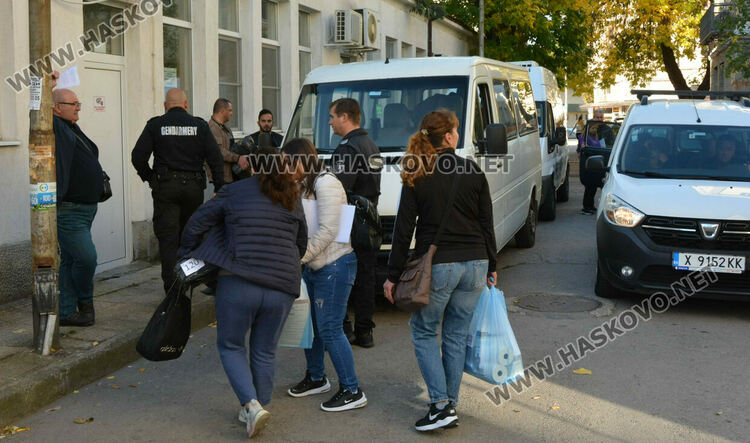 Започна раздаването на бюлетините