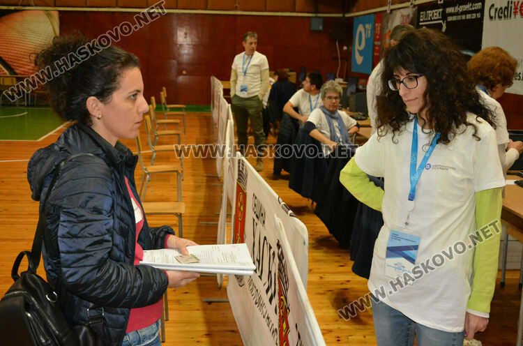 Секциите започнаха предаването на бюлетините в ОИК-Хасково
