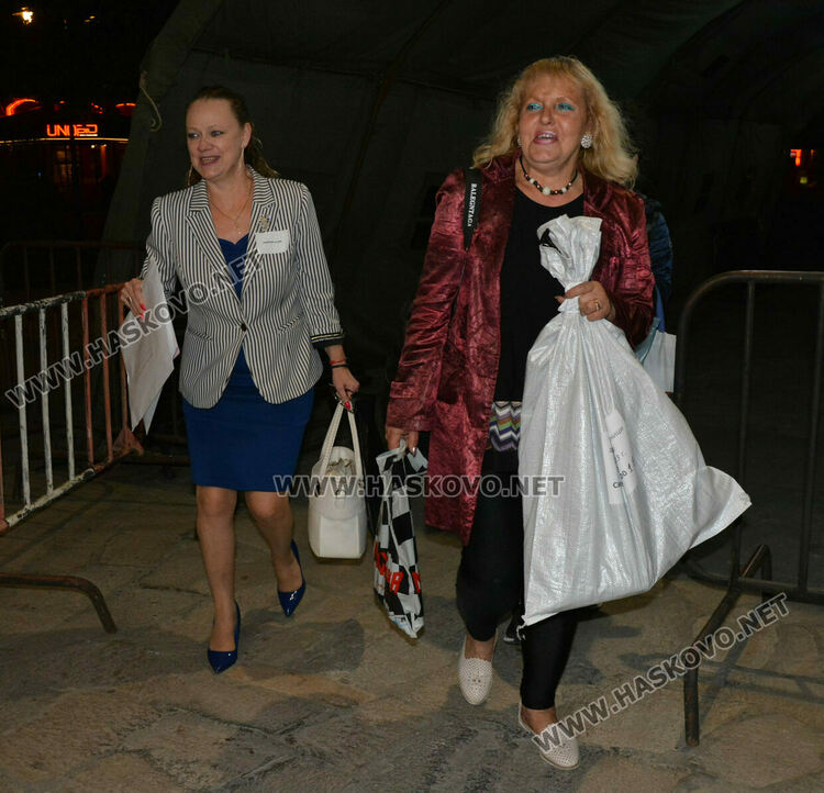 Секциите започнаха предаването на бюлетините в ОИК-Хасково