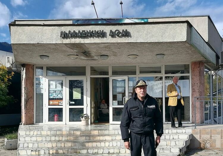 Над 400 полицаи и жандармеристи охраняват изборния процес 