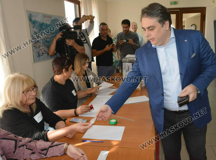 Асен Василев отново с малшанс за вота в родния си град от първи опит