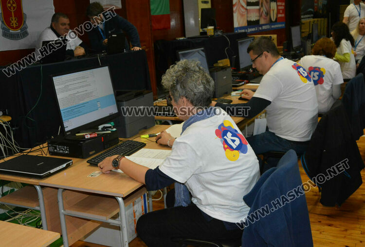 Секциите започнаха предаването на бюлетините в ОИК-Хасково