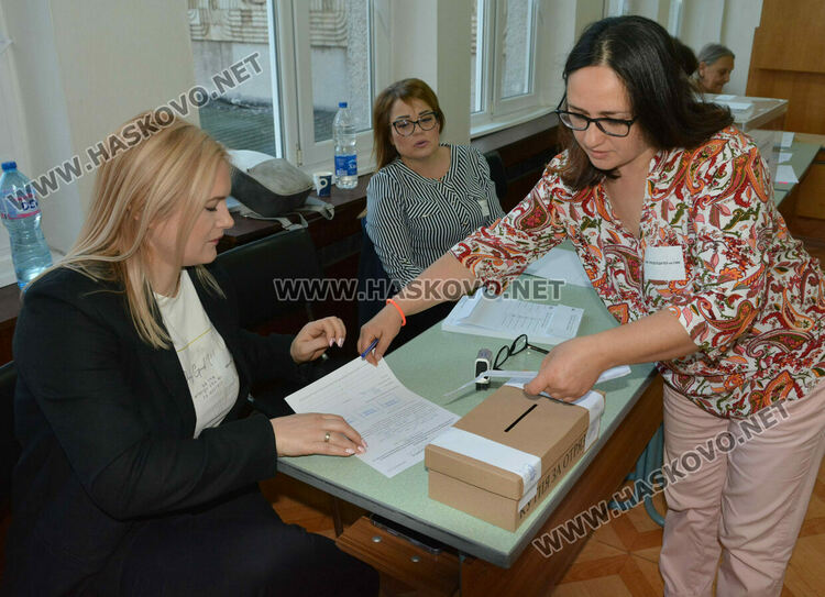  Сигнали за нарушения още със старта на изборния ден в Хасково. Избирател гласува с двойна бюлетина