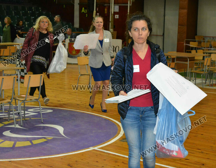Секциите започнаха предаването на бюлетините в ОИК-Хасково