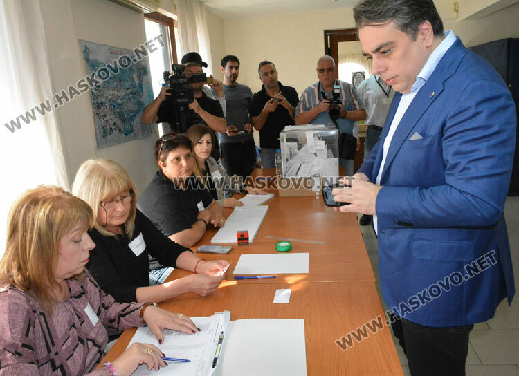 Асен Василев отново с малшанс за вота в родния си град от първи опит