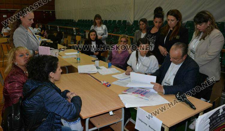 Секциите започнаха предаването на бюлетините в ОИК-Хасково