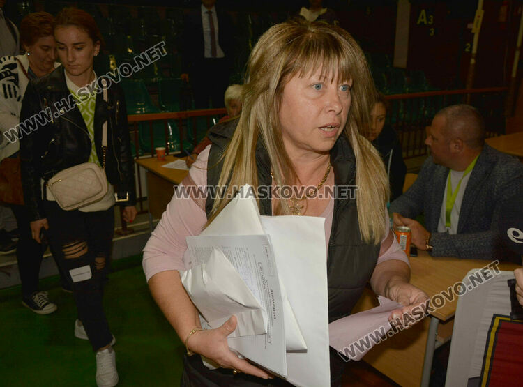 Секциите започнаха предаването на бюлетините в ОИК-Хасково