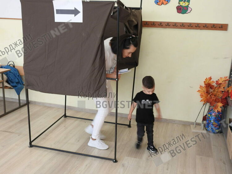 Над 11 процента е избирателната активност в община Кърджали към 11 часа