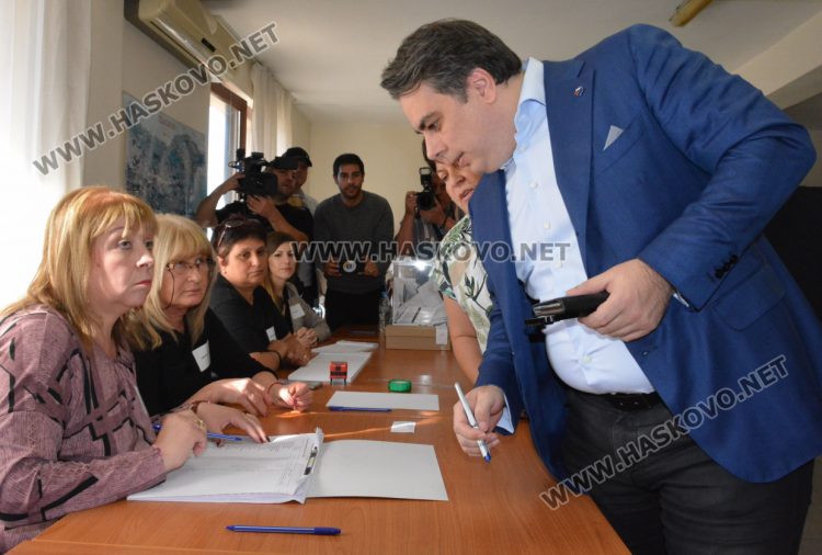 Асен Василев отново с малшанс за вота в родния си град от първи опит