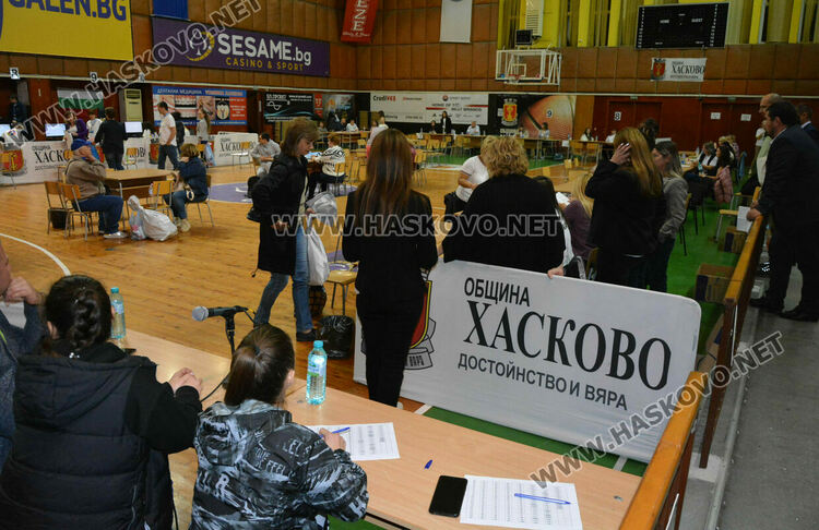 Секциите започнаха предаването на бюлетините в ОИК-Хасково