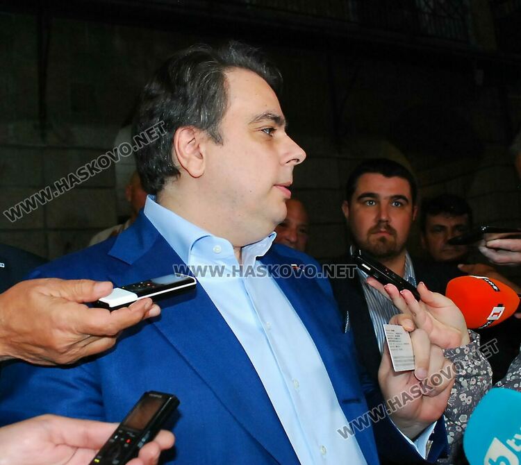 Министърът показа пред камерите българска валидна лична карта с адресна регистрация