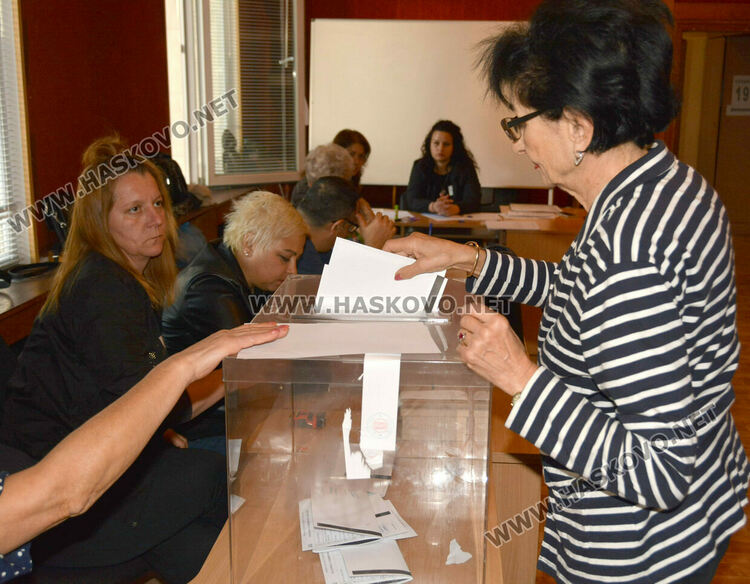  Сигнали за нарушения още със старта на изборния ден в Хасково. Избирател гласува с двойна бюлетина