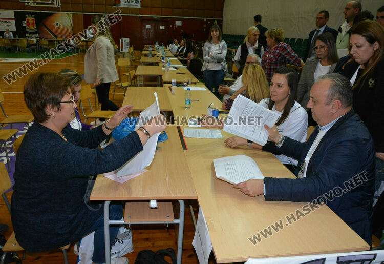 Секциите започнаха предаването на бюлетините в ОИК-Хасково