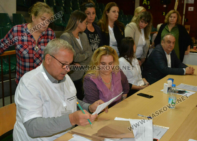 Секциите започнаха предаването на бюлетините в ОИК-Хасково