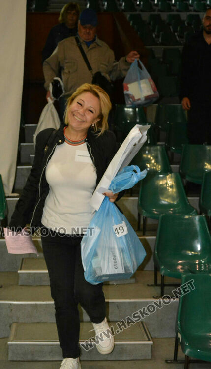 Секциите започнаха предаването на бюлетините в ОИК-Хасково