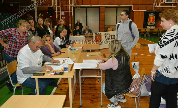Секциите започнаха предаването на бюлетините в ОИК-Хасково
