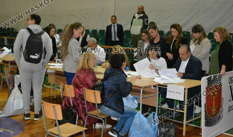 Секциите започнаха предаването на бюлетините в ОИК-Хасково