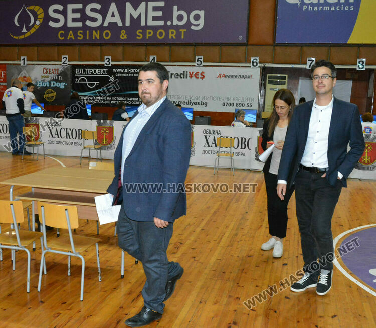 Секциите започнаха предаването на бюлетините в ОИК-Хасково