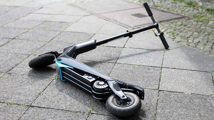 Пиян водач на тротинетка катастрофира в Кърджали,настанен е в болница с черепно-мозъчна травма