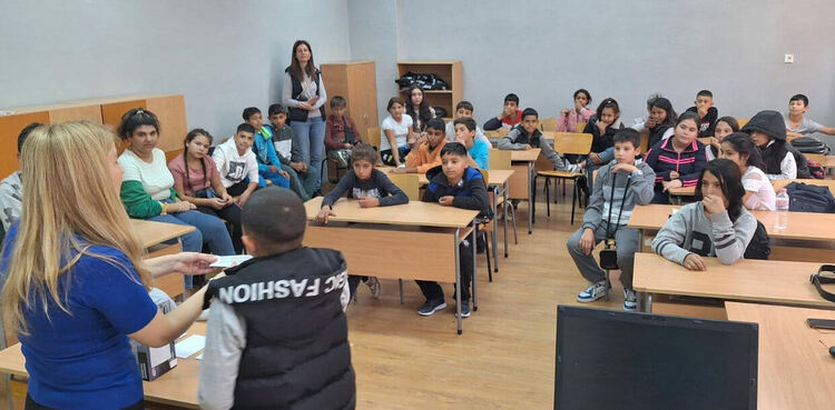 Ученици отбелязаха в аванс Хелоуин и Деня на народните будители