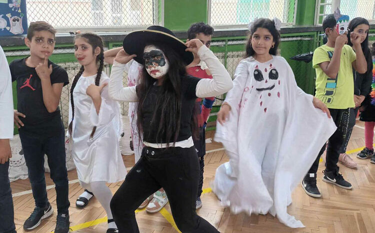 Ученици отбелязаха в аванс Хелоуин и Деня на народните будители